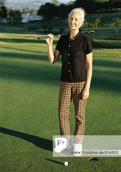 Frau spielt Golf  Porträt
