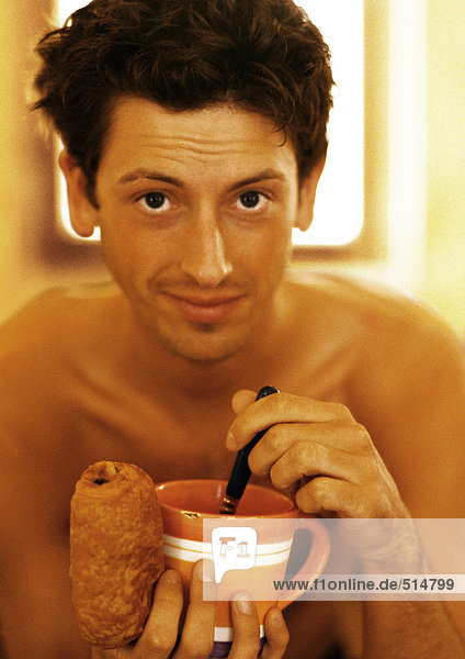Nackter Mann beim Frühstück  Nahaufnahme  Porträt