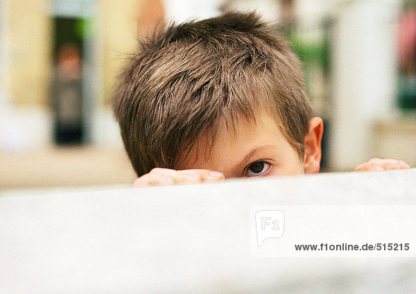 Oberer Teil des Kinderkopfes  unterer Teil versteckt
