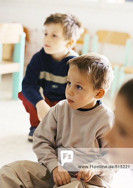 Kinder  die im Klassenzimmer aufmerksam sind