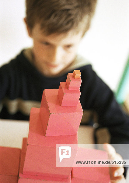 Kind hinter Blockstapel  Fokus auf Vordergrund