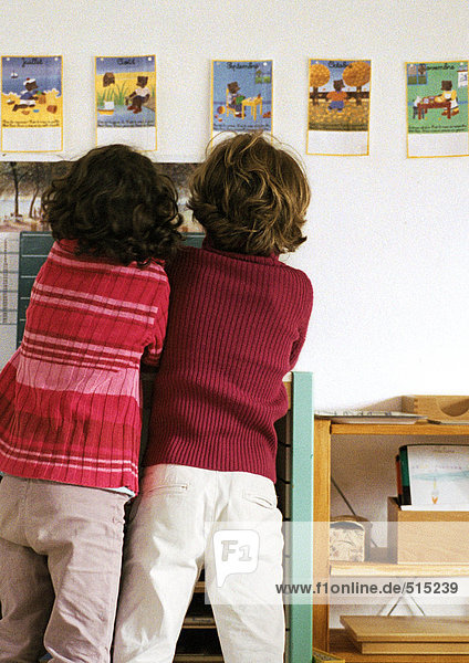 Zwei Kinder nebeneinander  Rückansicht