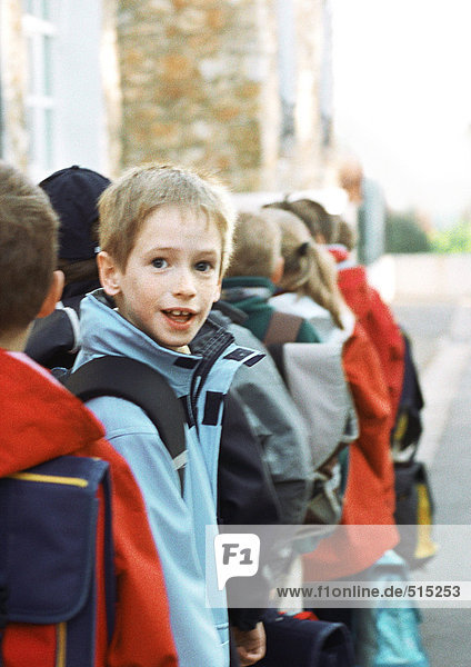 Kinder im Gänsemarsch  ein Blick zurück  Portrait
