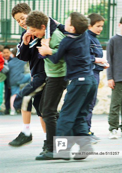 Kinderspielkampf auf dem Schulhof