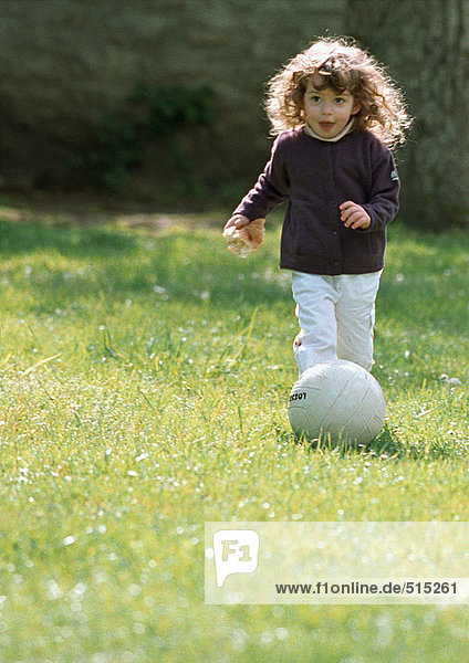Kind spielt mit Fußball