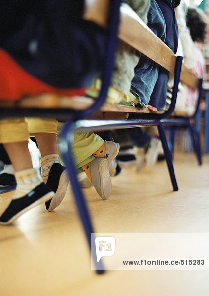 Kinder im Klassenzimmer  niedrige Sektion  verschwommen