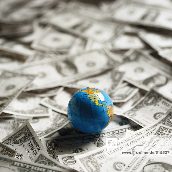 Kleine Weltkugel auf US-Dollars