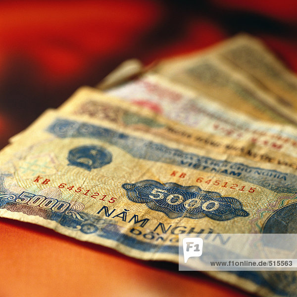 Vietnamesisches Papiergeld auf dem Tisch