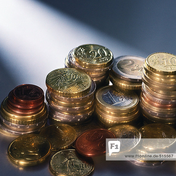 Mehrere Stapel sortierter Euro-Münzen