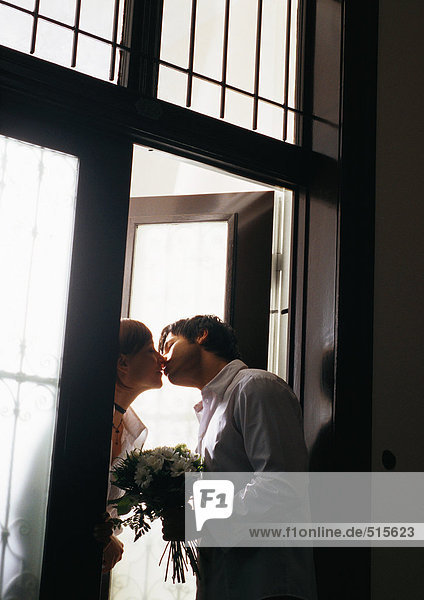 Mann küssende Frau in der Tür  kippbar