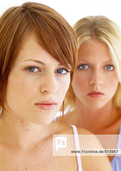 Zwei Frauen mit Blick auf die Kamera  Porträt