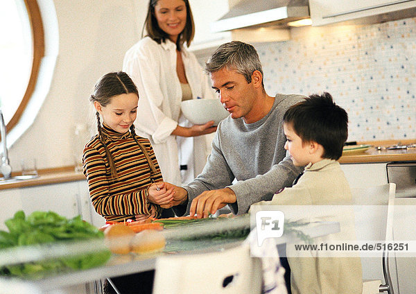 Vierköpfige Familie zusammen in der Küche