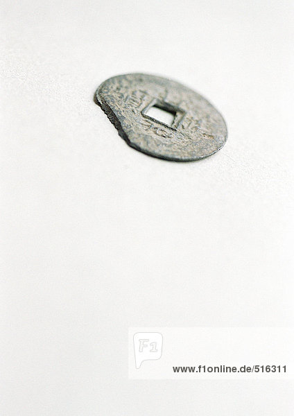 Antike Münze mit quadratischem Loch in der Mitte
