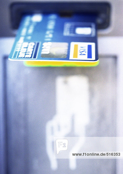 Kreditkarte in ATM-Slot  close-up
