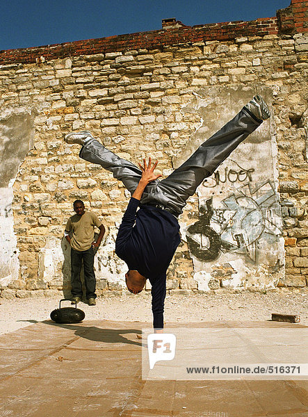 Mann balanciert auf der einen Seite  Breakdance