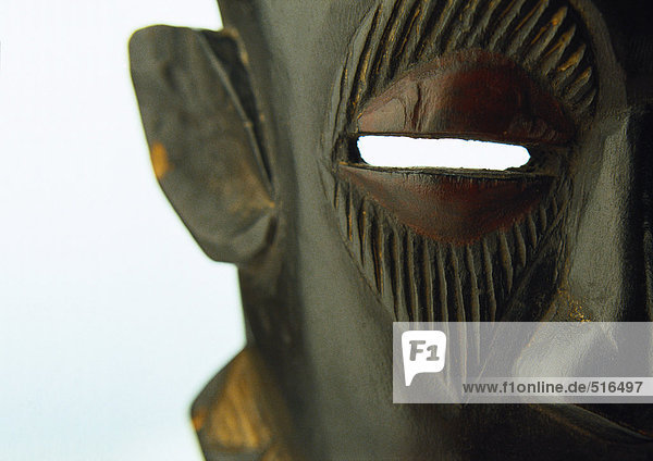 Traditionelle afrikanische Maske  Nahaufnahme  beschnitten