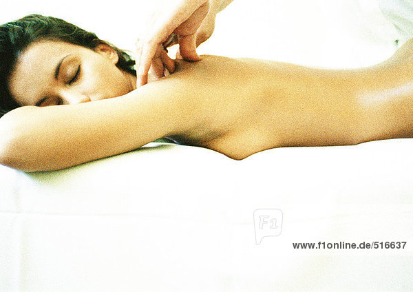Frau bei der Massage.