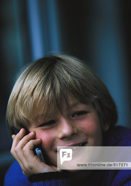 Kleiner Junge am Telefon  lächelnd  Nahaufnahme