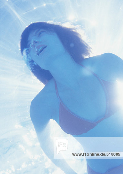 Frau unter Wasser  Tiefblick