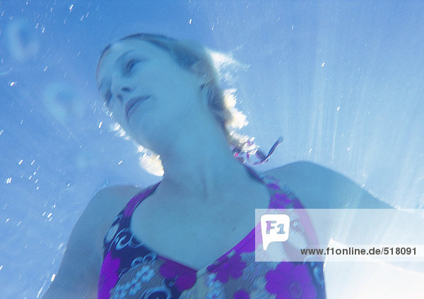 Frau unter Wasser  Tiefblick