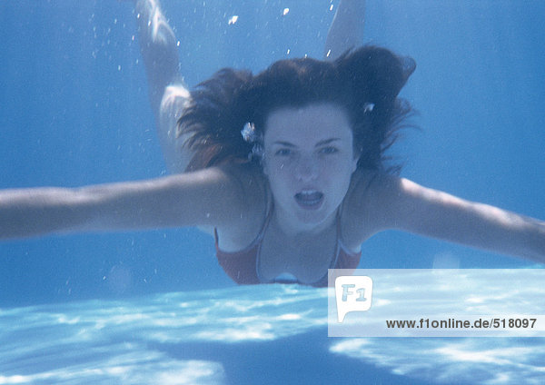 Frau schwimmt unter Wasser  Mund offen