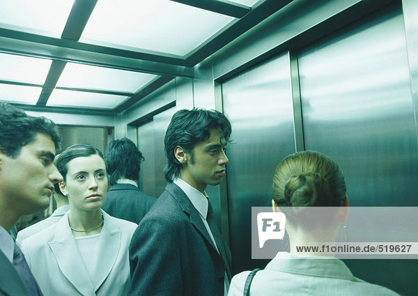 Geschäftsleute im Aufzug