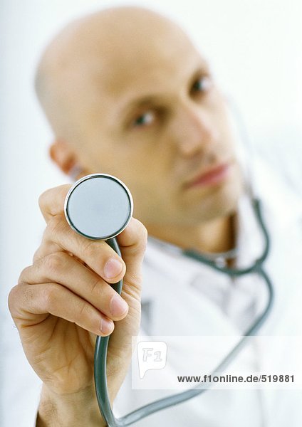 Arzt hält Stethoskop hoch