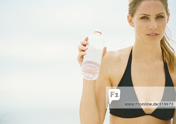 Junge Frau im Bikini mit Wasserflasche  Kopf und Schultern
