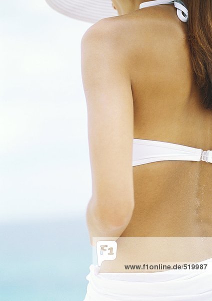 Frau mit Bikini und Sonnenhut  Teilansicht