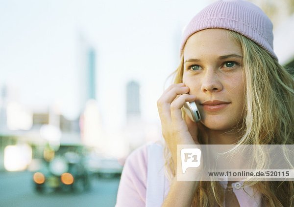 Teenager Mädchen mit Handy in der Stadt