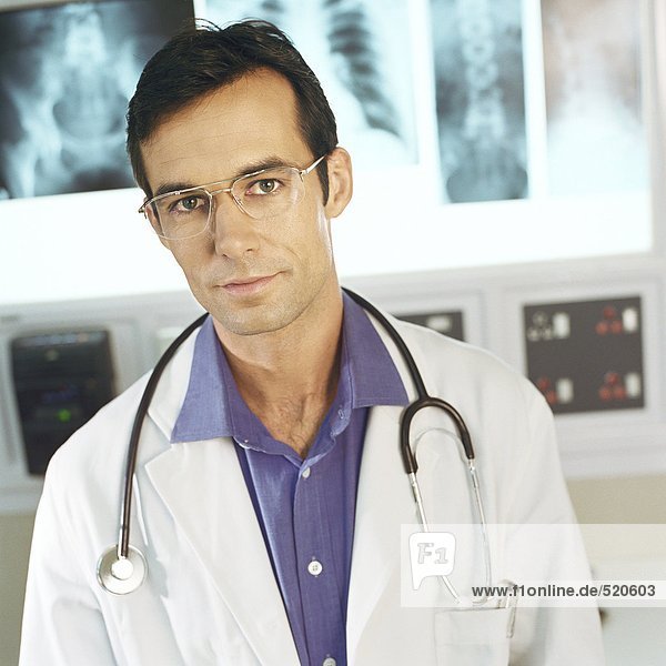 Männlicher Arzt im Röntgenlabor