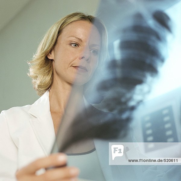 Ärztin im Röntgenlabor