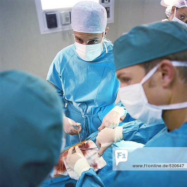 Ärzte  die eine Operation durchführen