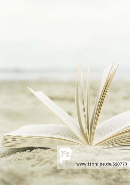 Offene Buchverlegung im Sand am Strand