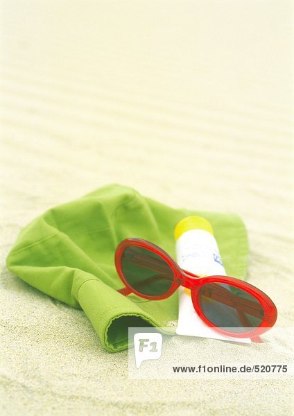 Sonnenbrille  Sonnenschutz und Sonnenhut am Strand