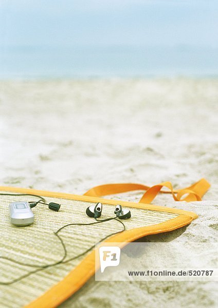 MP3-Player auf Strandmatte