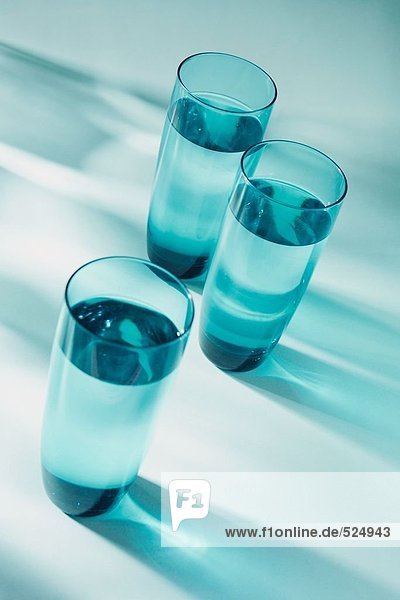 Nahaufnahme der drei Gläser voll Wasser