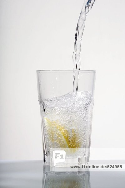 Nahaufnahme Wasser gegossen in Glas