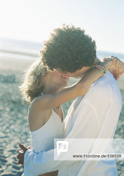 Teenager-Pärchen beim Küssen am Strand