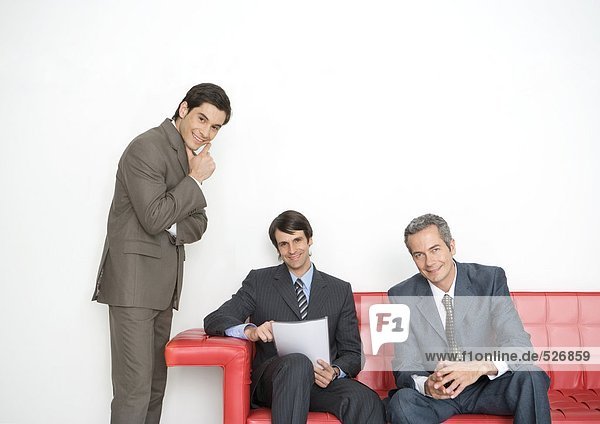 Drei Geschäftsleute in der Büro-Lobby