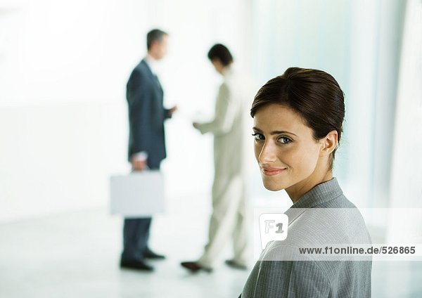Geschäftsfrau schaut in der Bürolobby über die Schulter
