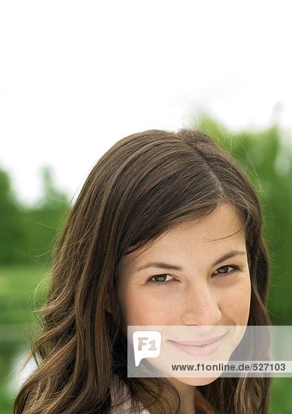 Junge Frau lächelnd,  Portrait