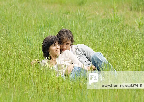 Junges Paar  das zusammen im Gras liegt