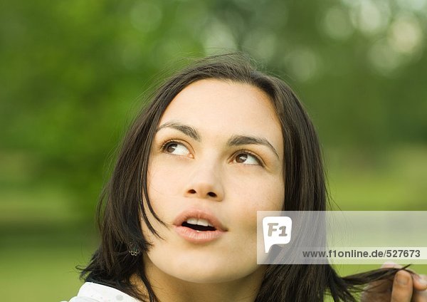 Frau schaut mit offenem Mund nach oben