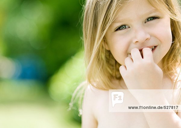 Kleines Mädchen mit Fingern vor dem Mund  Portrait