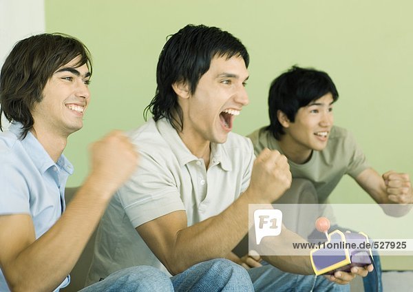 Drei junge Männer beim Videospielen