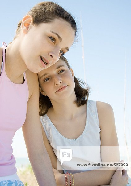 Zwei Mädchen im Alter von 14 Jahren  ein Kopf auf der Schulter des anderen.