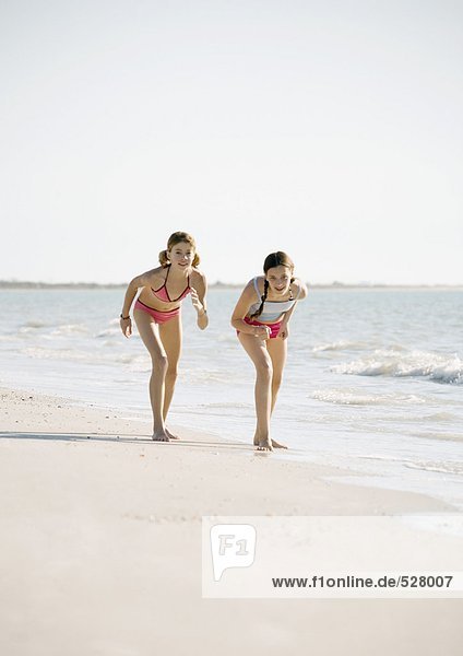 Zwei Mädchen  die bereit sind  am Strand zu fahren.