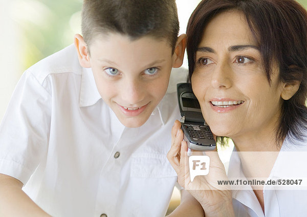 Reife Frau und Junge teilen sich das Handy