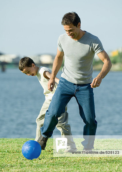Mann und Sohn spielen Fußball